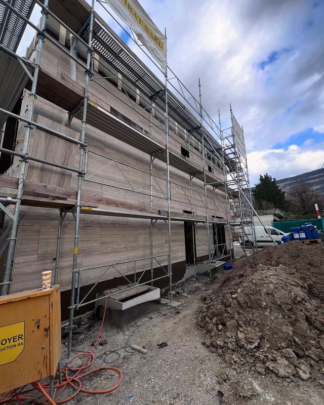 Immeuble sous échafaudage, façade en carreaux 60×120