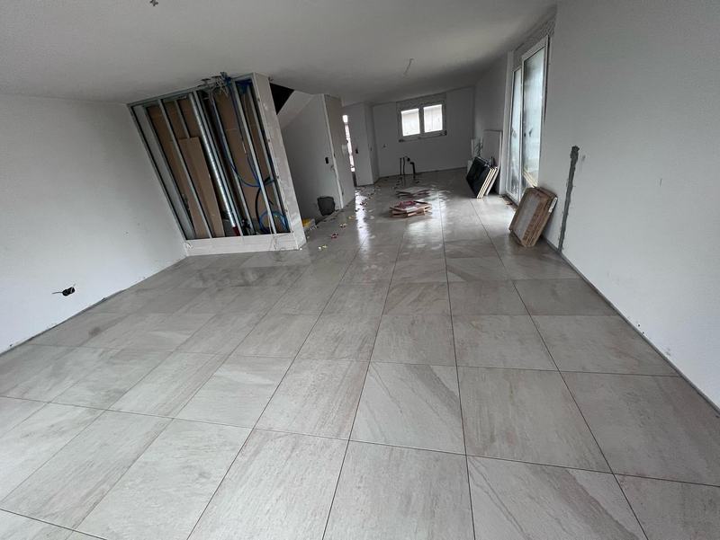 Grande pièce au sol carrelé gris clair en grand format