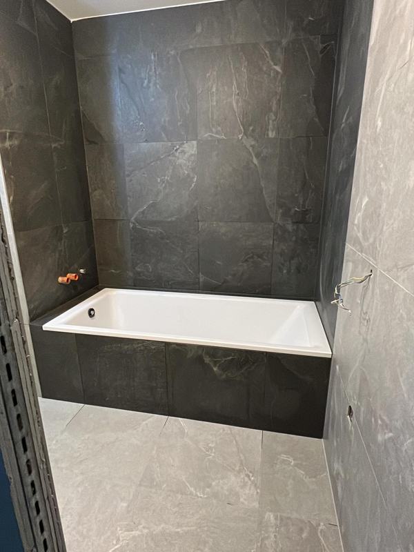 Salles de bain, pierre grise et marbre noir, photo 4 sur 9