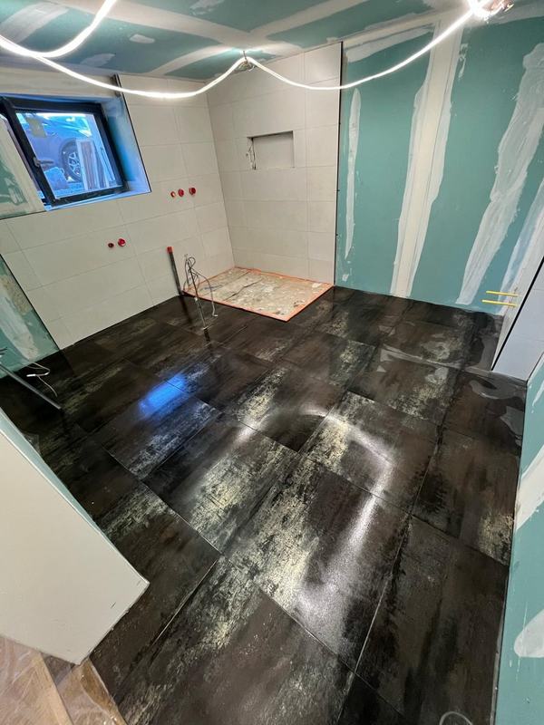 Salles de bain, pierre grise et marbre noir, photo 7 sur 9 (en cours de pose)